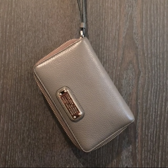 Marc Jacobs Handbags - Marc Jacobs Wingman Leather Wrislet